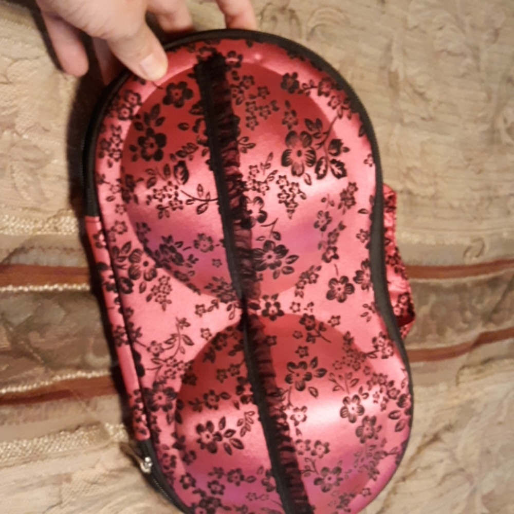 Bra travel case